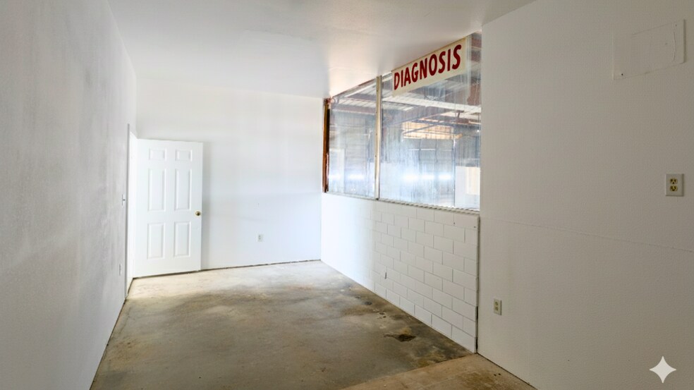 More Photos Of 500 W 2nd St, Taylor Freestanding For Sale