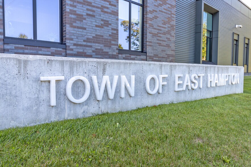 More Photos Of 11 Edgewater Cir, East Hampton Office For Lease