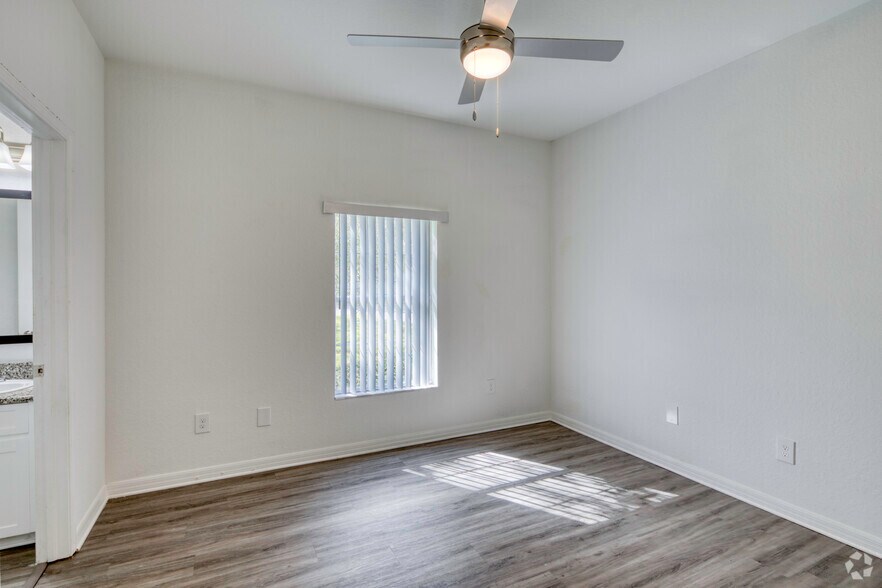 More Photos Of 13009 Kain Palms Ct, Tampa Dormitory For Sale