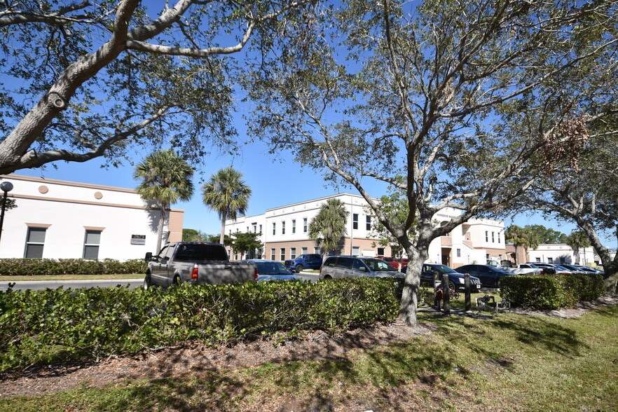 More Photos Of 2675 S Horseshoe Dr, Naples Office For Lease