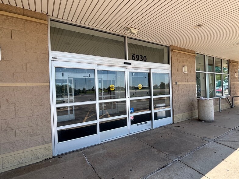 More Photos Of 6920-6930 W Kellogg Dr, Wichita Freestanding For Lease