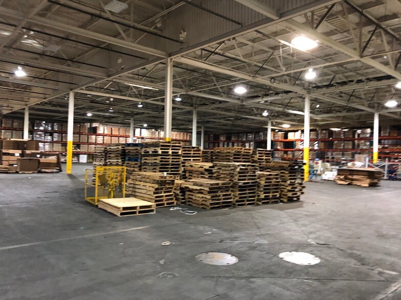 More Photos Of 200 E 90th St, Davenport Industrial For Sale