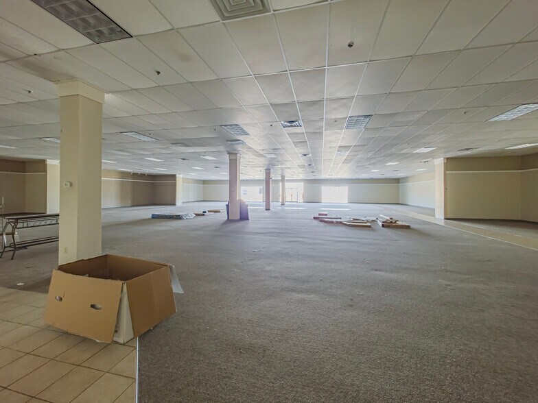 More Photos Of 640 E Washington Ave, Ashburn Freestanding For Sale