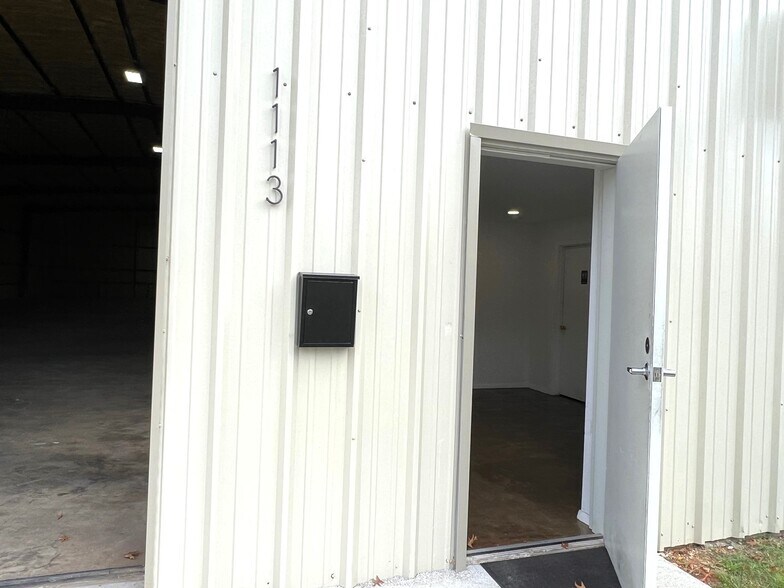 More Photos Of 1113 S 3rd St, Rogers Distribution For Lease
