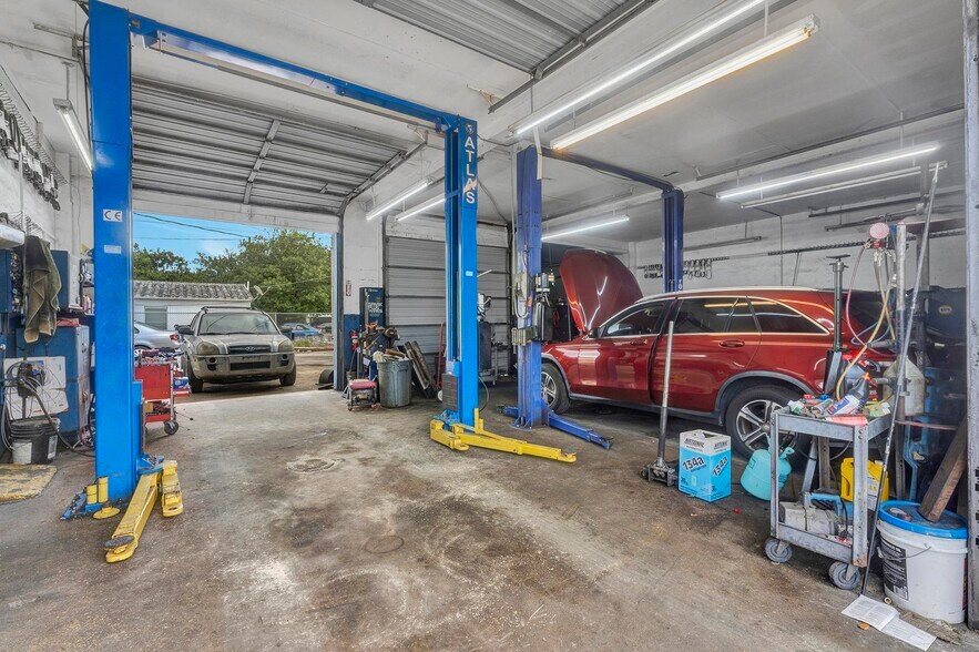 More Photos Of 1010 N Federal Hwy, Hallandale Beach Service For Sale