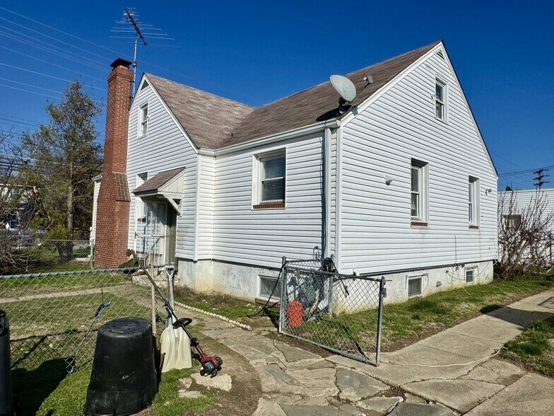 More Photos Of 2725 North Point Rd, Dundalk Office For Sale