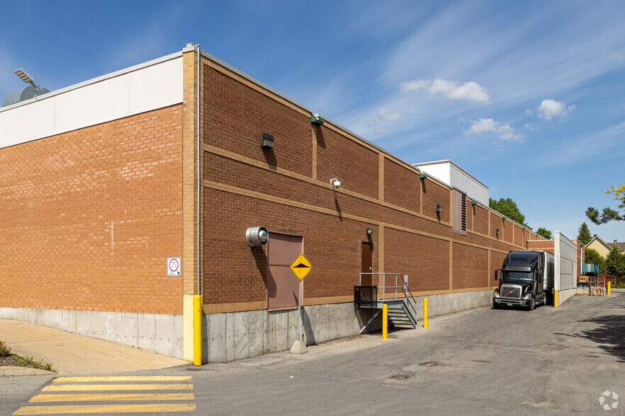 More Photos Of 3701-3725 Boul Saint-Charles, Kirkland Unknown For Lease