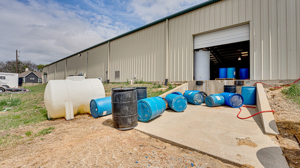 More Photos Of 350 English Trl, Venus Warehouse For Lease