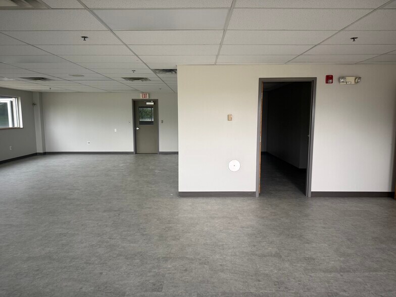 More Photos Of 1615 W McDonald St, Hartford City Warehouse For Sale