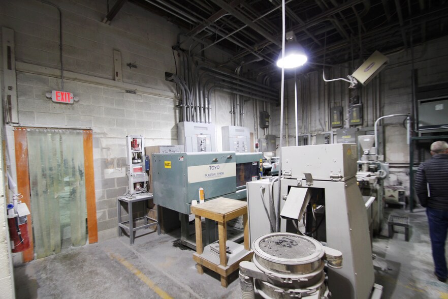 More Photos Of 104 Lee St, Lodi Manufacturing For Lease