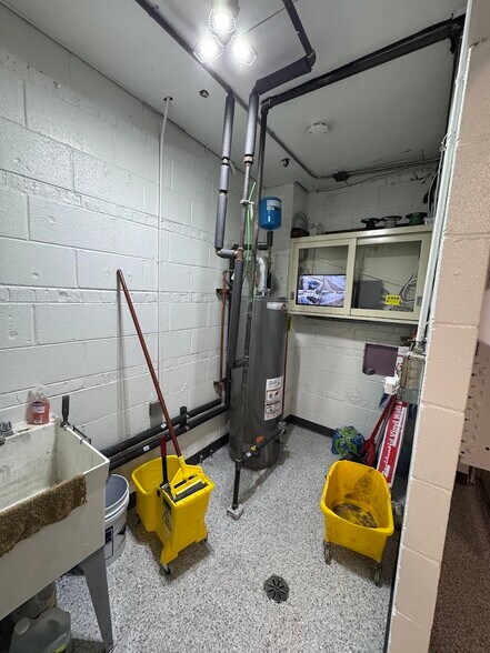 More Photos Of 837 Mannheim Rd, Bellwood Showroom For Lease