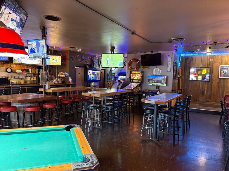 More Photos Of 7827 SW 35th Ave, Portland Bar For Sale