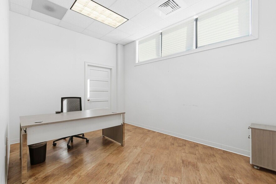 More Photos Of 5540-5550 N Farmer Branch Rd, Ozark General Retail For Lease