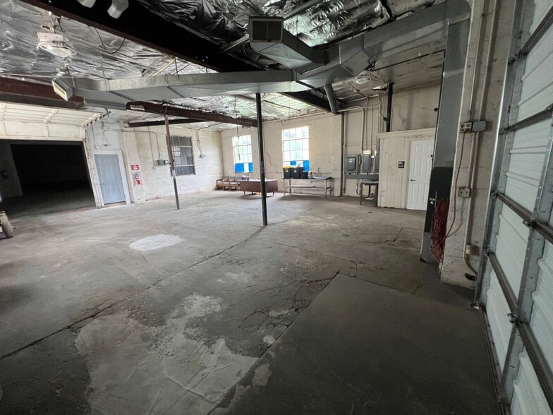 More Photos Of 833 Oliver Ave, Aurora Warehouse For Sale