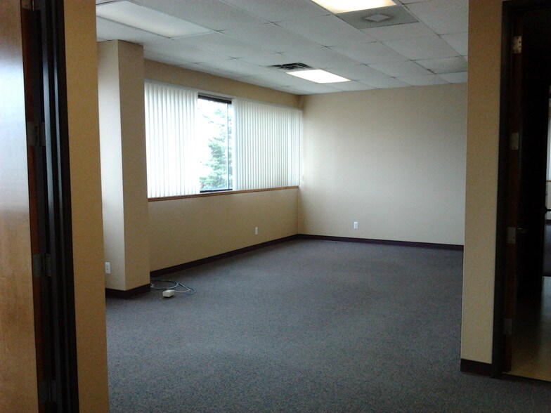 More Photos Of 5402 Gateway Ctr, Flint Office For Lease