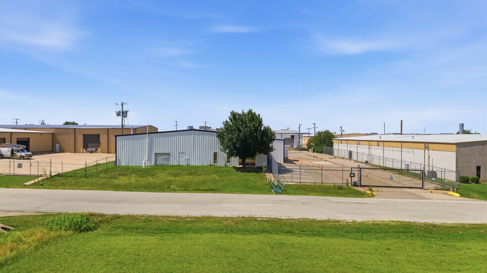 More Photos Of 1119 S Commercial Blvd, Arlington Warehouse For Lease