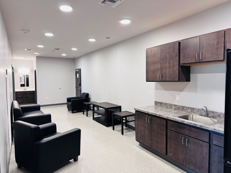 More Photos Of 4117 Woodland Dr, New Orleans Dormitory For Sale