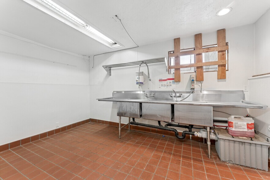 More Photos Of 1938 Milwaukee Way, Tacoma Warehouse For Sale