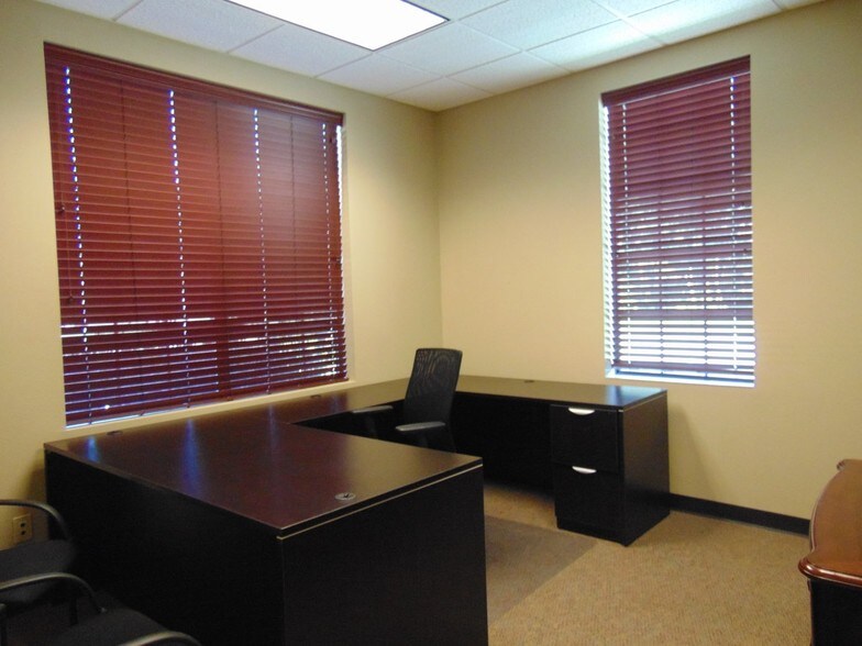 More Photos Of 708 N Ashley Ridge Loop, Shreveport Office For Sale