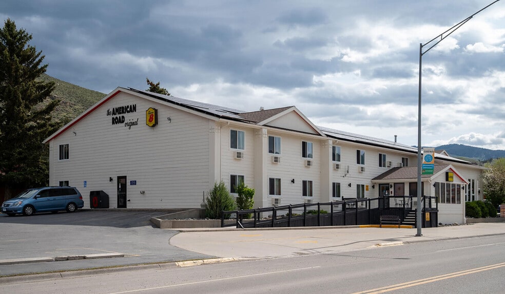 More Photos Of 702 Scott St, Gardiner Hotel For Sale