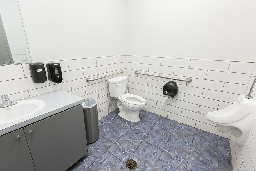 More Photos Of 1140 Kermit St, Plainview Restaurant For Sale