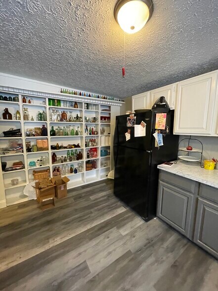 More Photos Of 5002 S Walnut St, South Bloomfield Storefront For Sale