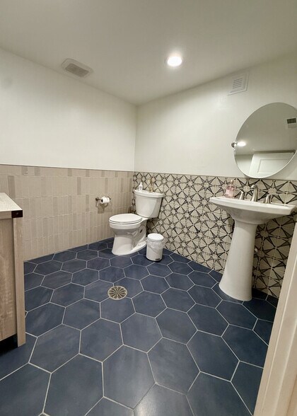 More Photos Of 1726 E Main St, Richmond Storefront Retail Residential For Lease