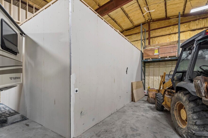 More Photos Of 0000 Orchard Lake, Pontiac Light Manufacturing For Lease