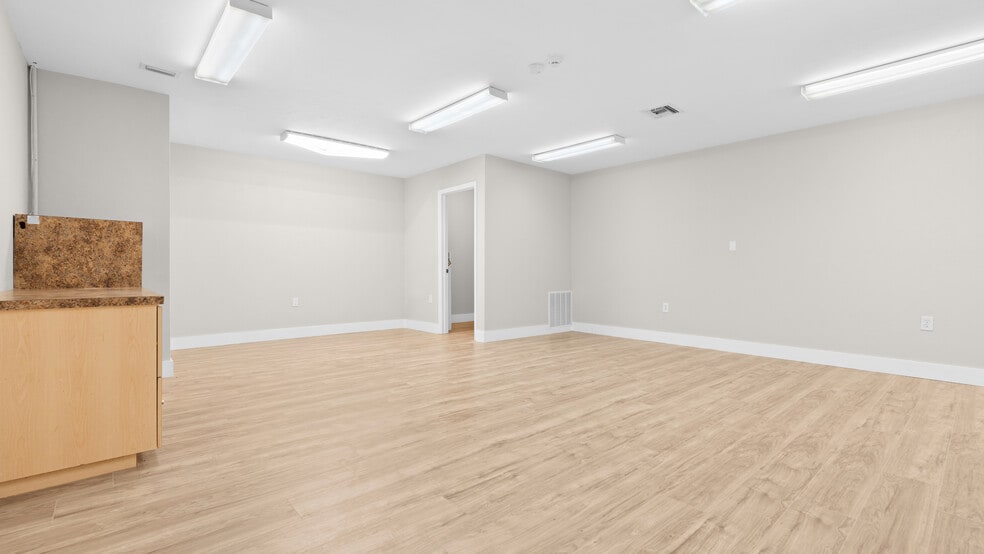 More Photos Of 648 S Commerce Ave, Sebring Freestanding For Sale