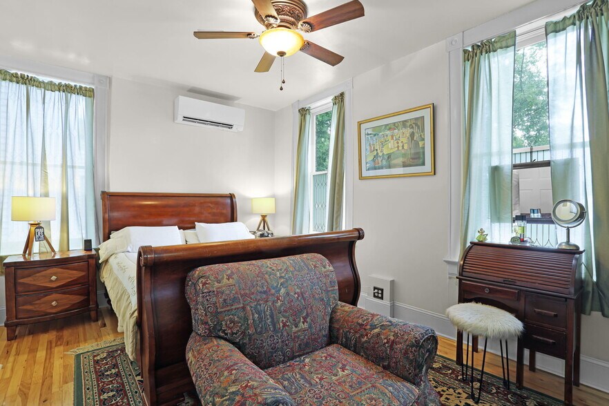 More Photos Of 504 W 5th St, Washington Hospitality For Sale