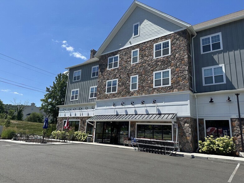 Primary Photo Of 731 Federal Rd, Brookfield Apartments For Lease