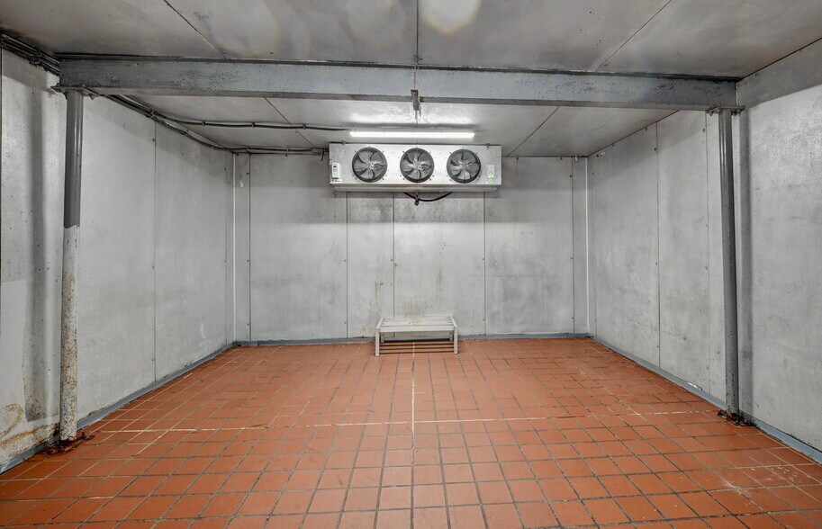More Photos Of 14278 Lincoln Way E, Dalton Freestanding For Lease