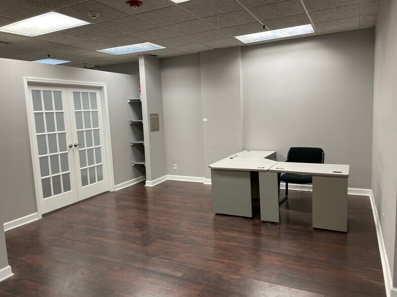 More Photos Of 1881 Commerce Dr, Elk Grove Village Office For Lease
