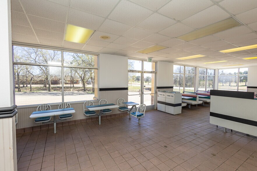 More Photos Of 1403 W 8th St, Wellington Fast Food For Sale