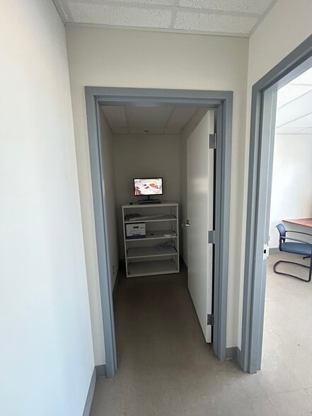 More Photos Of 379B Corduroy Rd, Ottawa Warehouse For Lease