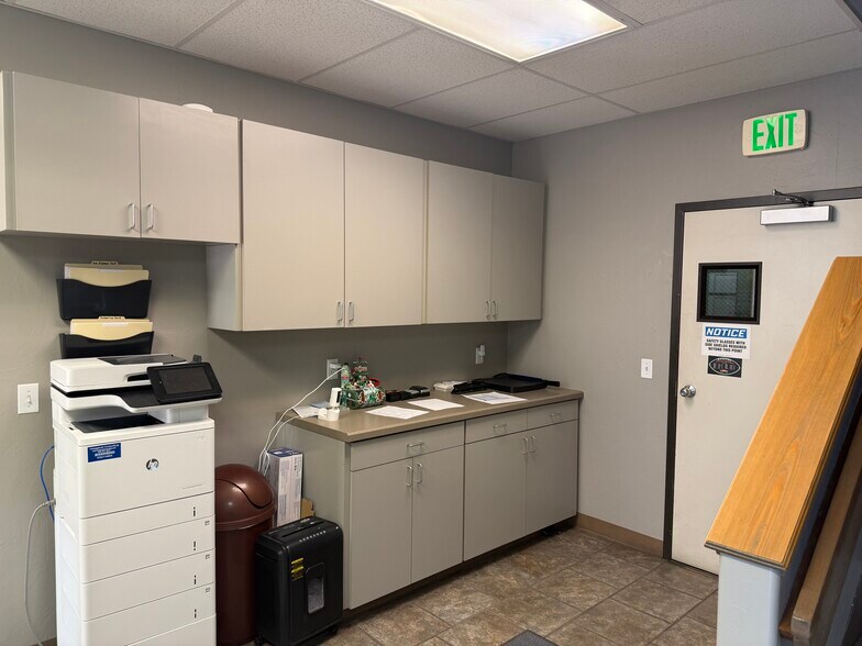 More Photos Of 2990 N Townsend Ave, Montrose Light Distribution For Sale