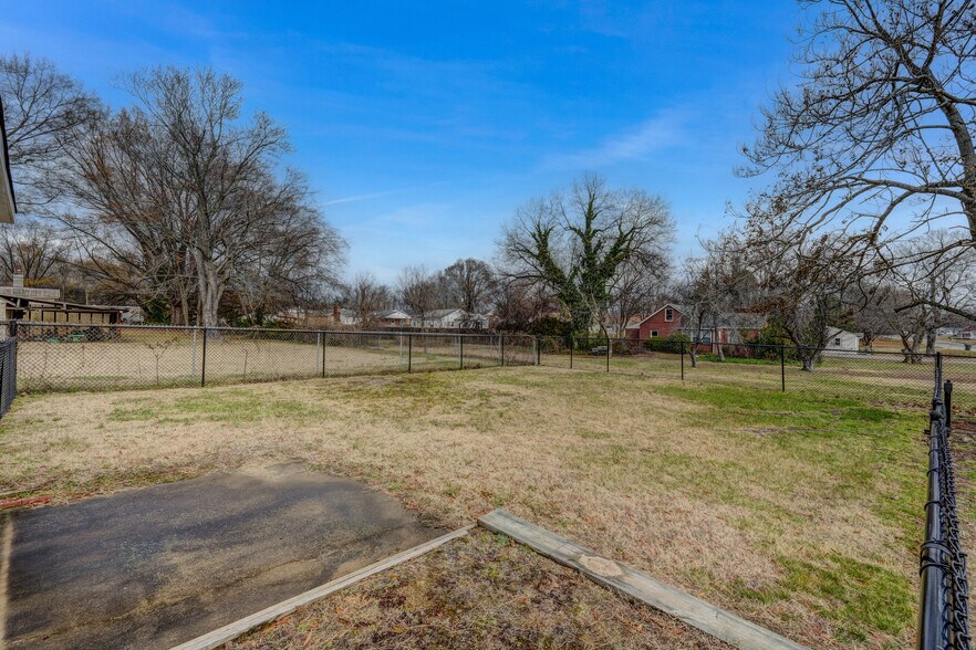 More Photos Of 1806 Vance St, Reidsville General Retail For Sale