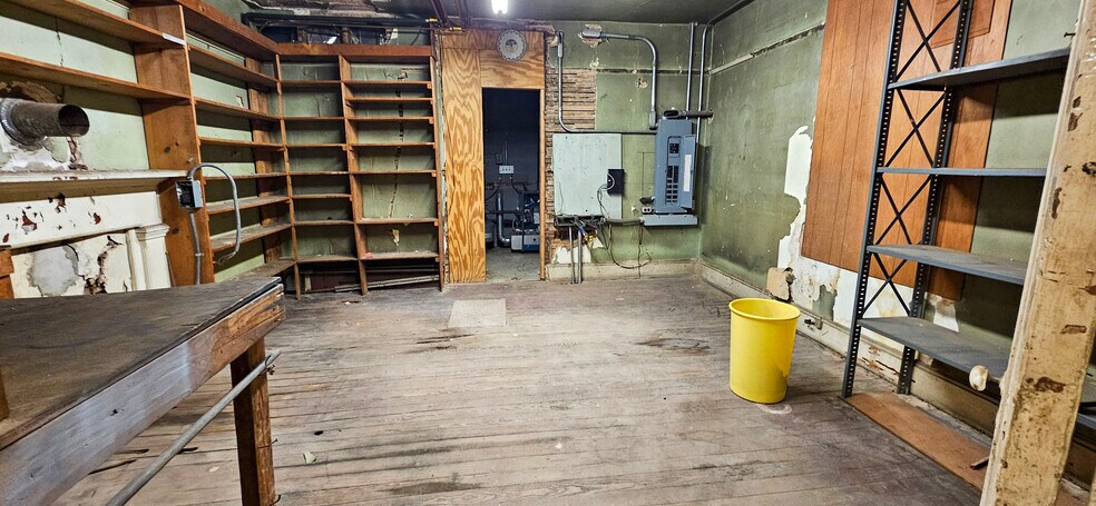 More Photos Of 2412 Marsh St, Lynchburg Showroom For Sale
