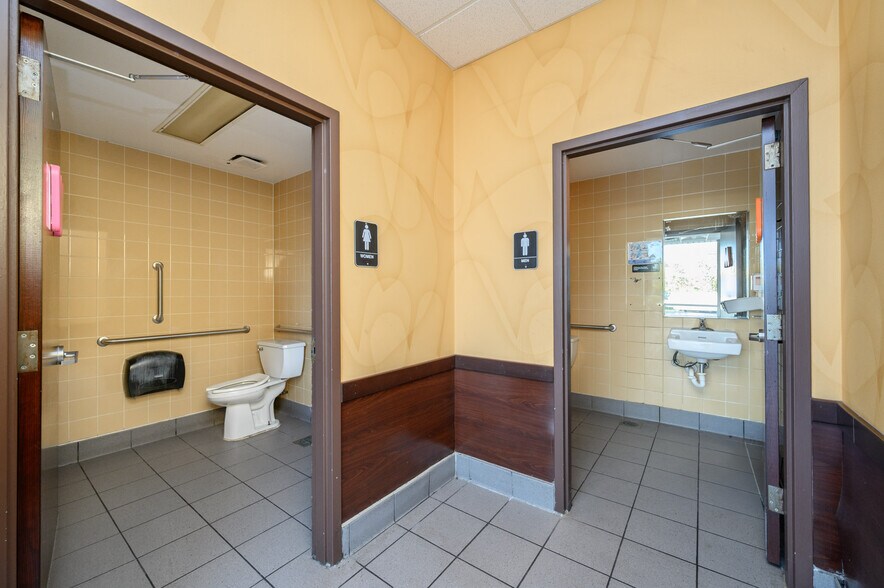 More Photos Of 343 State Route 17, Hasbrouck Heights Fast Food For Lease