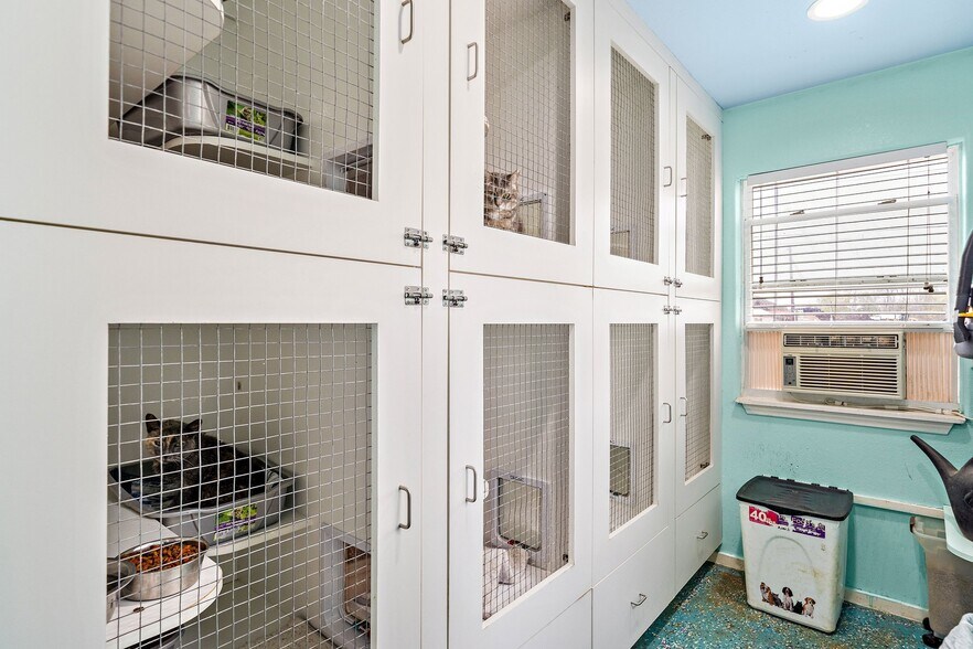 More Photos Of 1115 Dickinson Ave, Dickinson Veterinarian Kennel For Sale