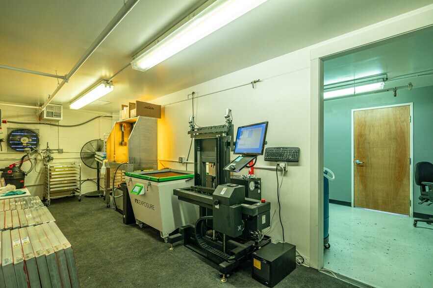 More Photos Of 62958 NE Layton Ave, Bend Light Manufacturing For Sale