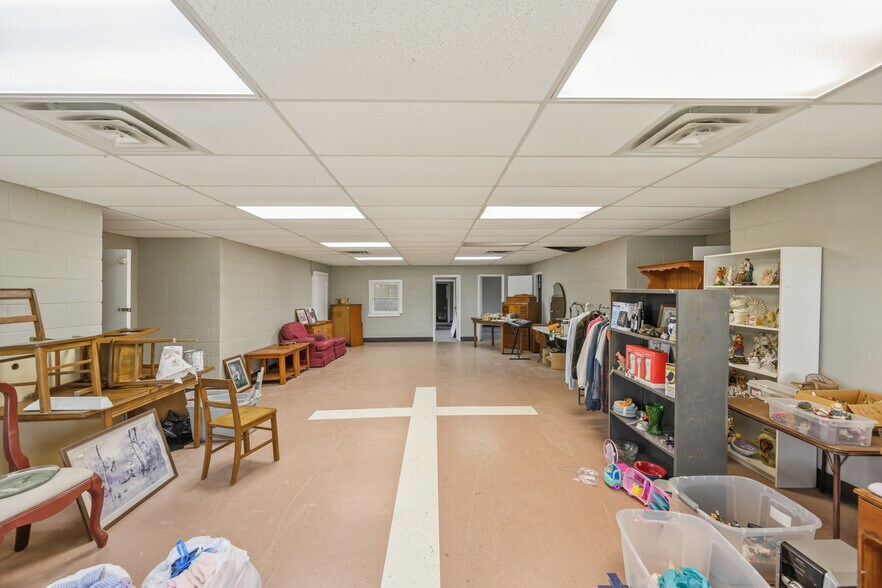 More Photos Of 105 Kentucky Ave S, Parsons Light Distribution For Sale