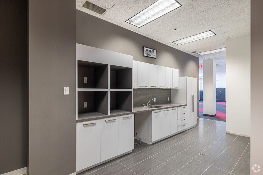 More Photos Of 2250 Boul Alfred-Nobel, Montréal Office For Lease