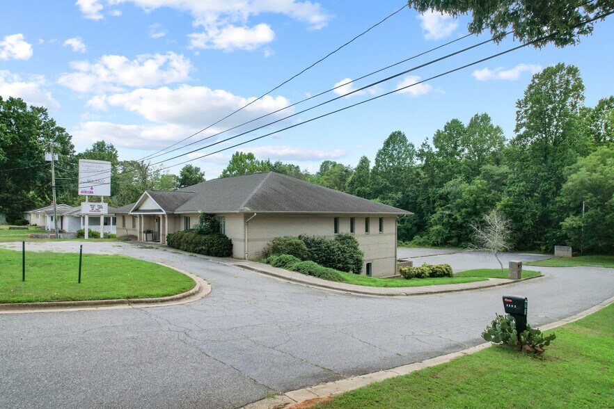 More Photos Of 2180 Northwest Blvd, Newton Medical For Sale