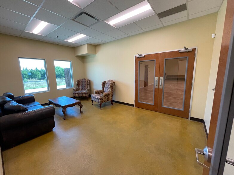 More Photos Of 1505 Airport Rd, Rockwall Flex For Lease