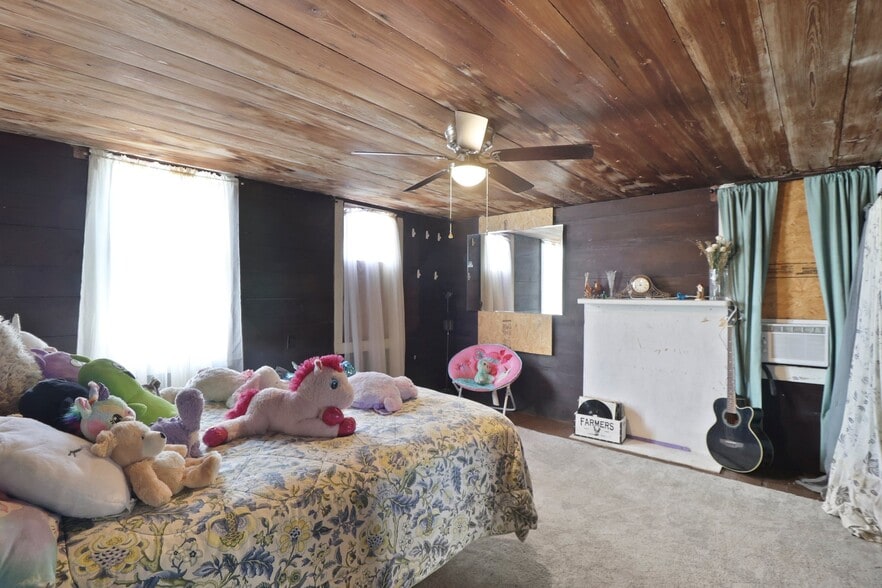 More Photos Of 701 N Oak St, Springfield Office Residential For Sale