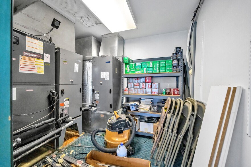 More Photos Of 639 Harbor Blvd, Destin Showroom For Lease