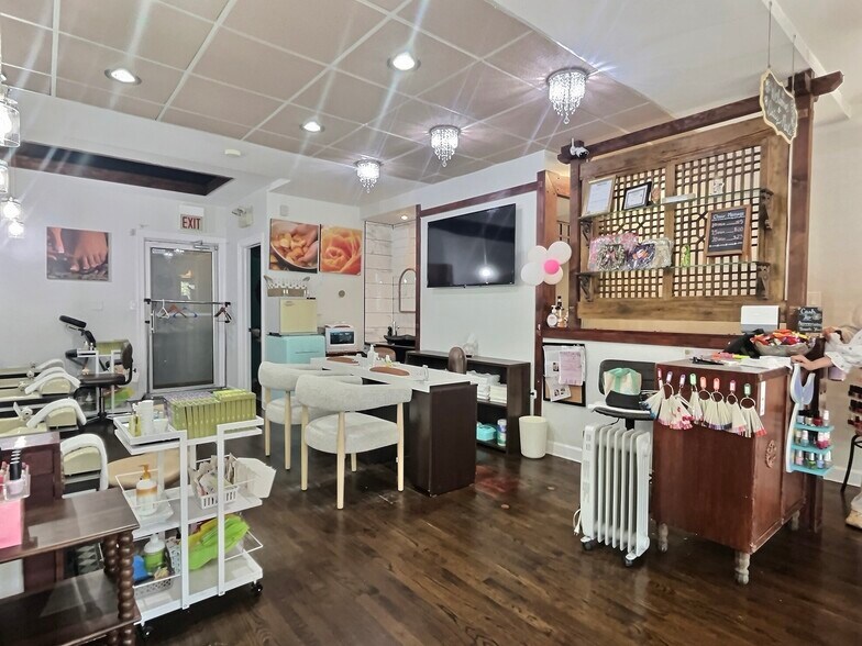 More Photos Of 1700-1702 W Belmont Ave, Chicago Storefront Retail Residential For Lease