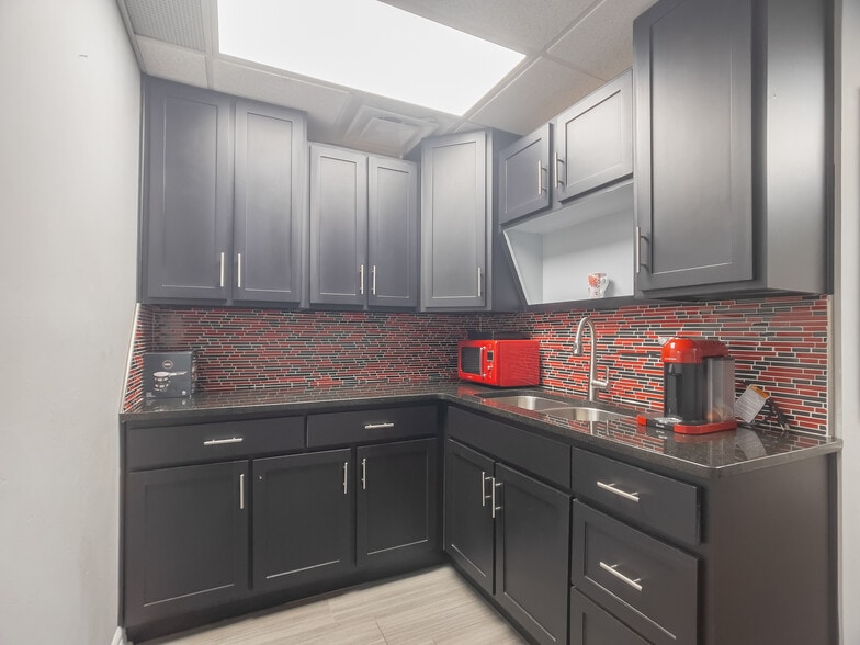 More Photos Of 6001 Nw Expressway, Oklahoma City Office For Sale