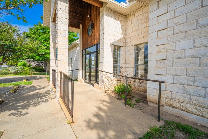 More Photos Of 204 W Windcrest St, Fredericksburg Healthcare For Sale